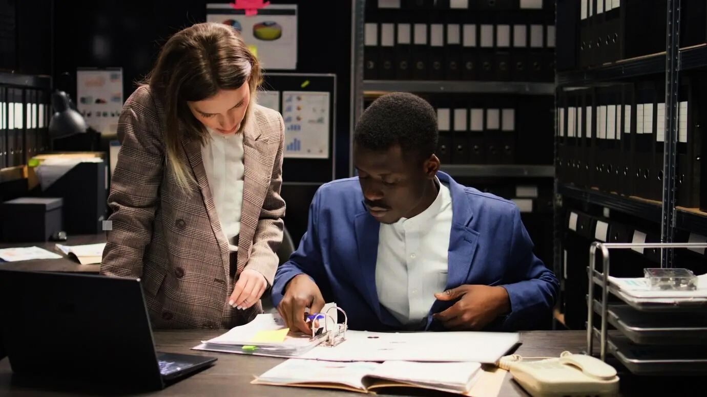 Panel de control que visualiza indicadores clave de auditoría energética y optimización de consumo eléctrico